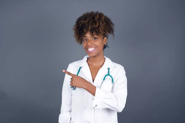Kijk Daar Eens Afro Amerikaanse Arts Vrouw Dragen Medische Uniform — Stockfoto