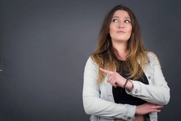 Hübsche Brünette Frau Posiert Vor Der Kamera Mit Trickreichem Blick — Stockfoto