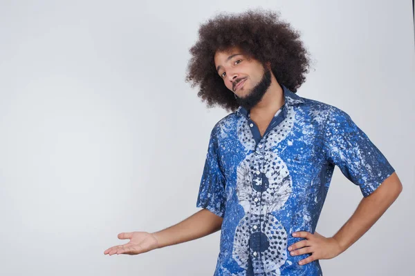 Retrato Belo Jovem Com Braço Para Fora Gesto Acolhedor Sobre — Fotografia de Stock