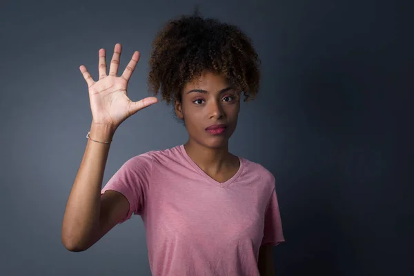 Młoda Piękna Afroamerykanka Stoi Naprzeciw Szarej Ściany Pokazując Wskazując Palcami — Zdjęcie stockowe