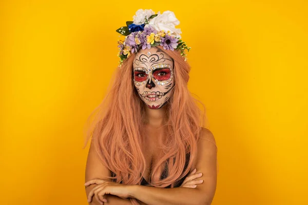 Retrato Cintura Una Hermosa Mujer Con Maquillaje Halloween Remando Cara — Foto de Stock