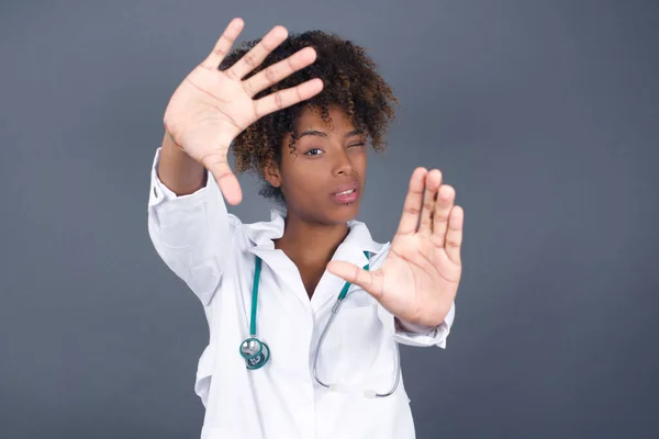 Gestionar Marco Del Dedo Retrato Doctora Afroamericana Mirando Cámara Señalando —  Fotos de Stock