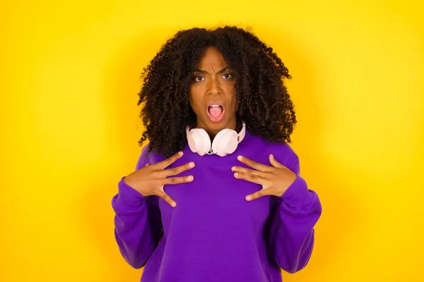 Jovem Bela Mulher Afro Americana Vestindo Camisola Malha Roxa Confundido — Fotografia de Stock