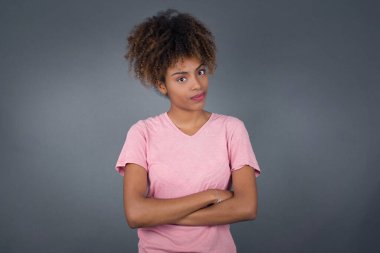 Güzel, kendine güvenen, neşeli, Afro-Amerikan kadın girişimcinin belden yukarısında geniş bir gülümsemesi, kolları bağlı, şık giyinmiş, iş arkadaşıyla tanıştığı için mutlu..