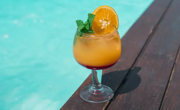 Delicioso Cocktail Fresco Beira Piscina — Fotografia de Stock