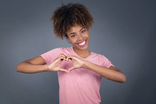 Jonge Mooie Afrikaanse Amerikaanse Vrouw Geïsoleerde Achtergrond Glimlachend Liefde Met — Stockfoto