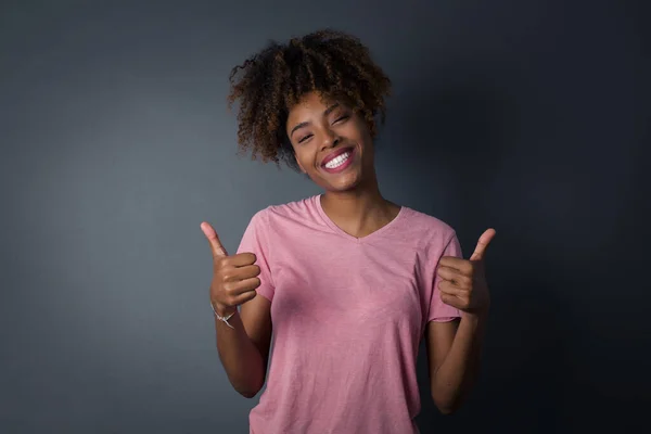 Close Van Jonge Mooie Afro Amerikaanse Vrouw Geïsoleerd Grijze Achtergrond — Stockfoto