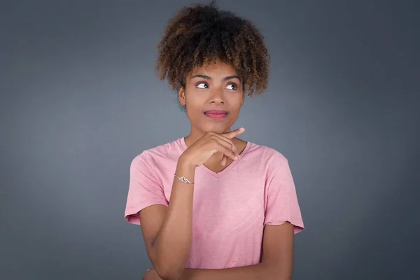 Sonhador Jovem Bela Mulher Afro Americana Com Expressão Agradável Vestindo — Fotografia de Stock