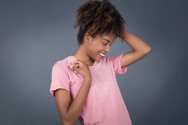 Shot Van Jonge Mooie Afro Amerikaanse Vrouw Met Een Positieve — Stockfoto