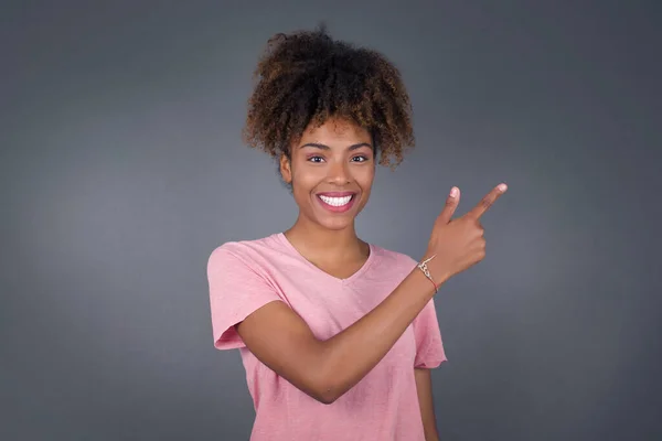 Mooie Afrikaanse Amerikaanse Vrouw Wijzend Weg Glimlachen Naar Terwijl Staan — Stockfoto