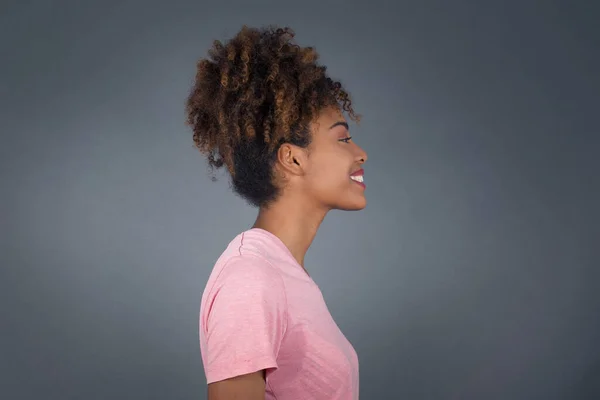 Profiel Van Lachende Afrikaanse Amerikaanse Vrouw Met Een Gezonde Zuivere — Stockfoto