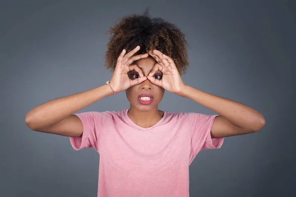 Eliyle Jestleri Gösteren Gözlük Takıyormuş Gibi Yapan Güzel Afro Amerikan — Stok fotoğraf