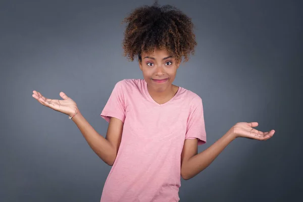 Jovem Sem Noção Jovem Bonita Afro Americana Com Braços Para — Fotografia de Stock