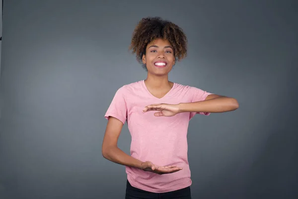 Jonge Mooie Afro Amerikaanse Vrouw Toont Grote Grote Formaat Teken — Stockfoto