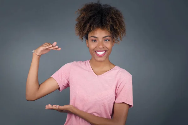 Jovem Bela Mulher Afro Americana Sobre Fundo Isolado Gestos Com — Fotografia de Stock