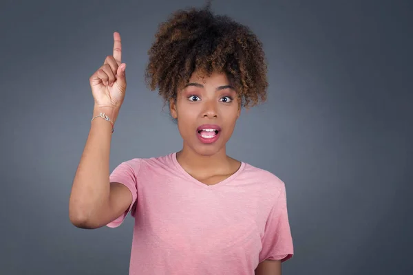 Close Retrato Jovem Bela Afro Americana Roupas Casuais Apontando Com — Fotografia de Stock