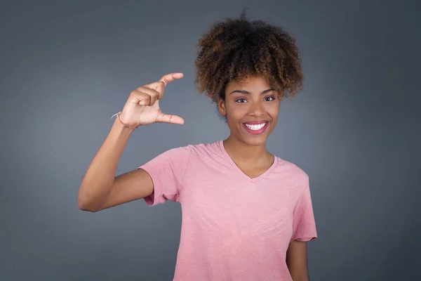 Jovem Bela Mulher Afro Americana Sobre Fundo Isolado Gesto Com — Fotografia de Stock