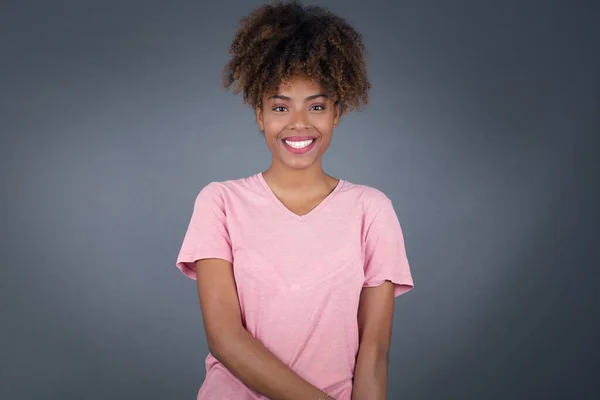 Aantrekkelijk Afrikaans Amerikaans Vrouw Kijken Brede Glimlach Camera Tijdens Leuk — Stockfoto