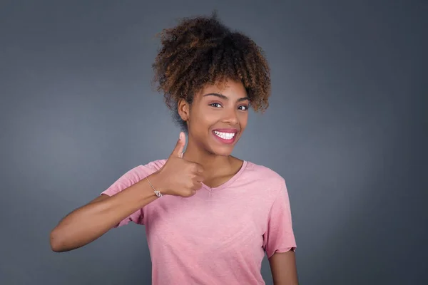 Bom Trabalho Jovem Bela Mulher Afro Americana Dando Polegar Acima — Fotografia de Stock