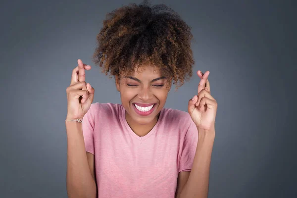 Moet Winnen Joyful Young Mooie Afro Amerikaanse Vrouw Klemt Tanden — Stockfoto