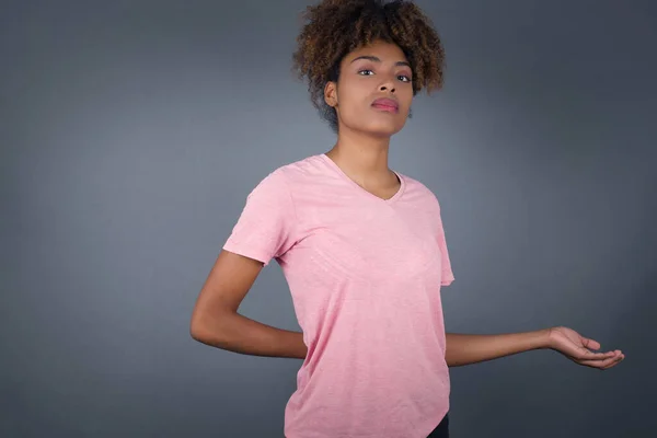 Portret Van Jonge Mooie Afro Amerikaanse Vrouw Met Arm Uit — Stockfoto