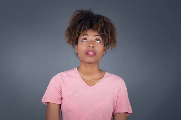 Portrait Mysterious Young Beautiful African American Woman Looking Enigmatic Smile — Stock Photo, Image