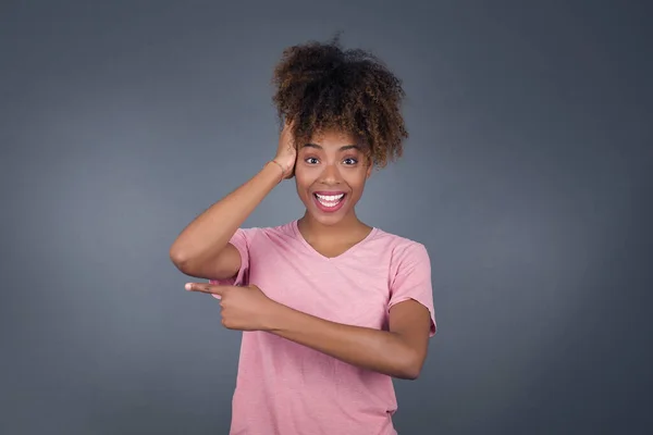 Positivo Feliz Afro Americano Mulher Tem Espantado Expressão Indica Algo — Fotografia de Stock