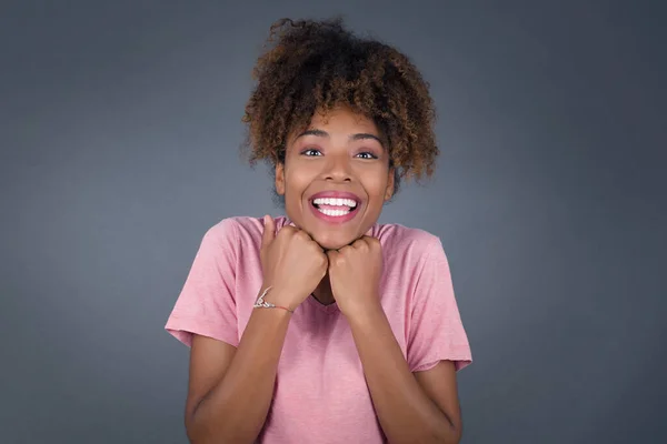 Studio Shot Van Tevreden Afro Amerikaanse Vrouw Houdt Handen Bij — Stockfoto