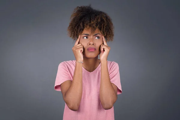 Sonhador Jovem Bela Mulher Afro Americana Com Expressão Pensativa Olha — Fotografia de Stock