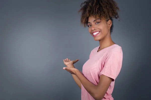Jonge Mooie Afro Amerikaanse Vrouw Geïsoleerde Achtergrond Nodigen Uit Binnen — Stockfoto