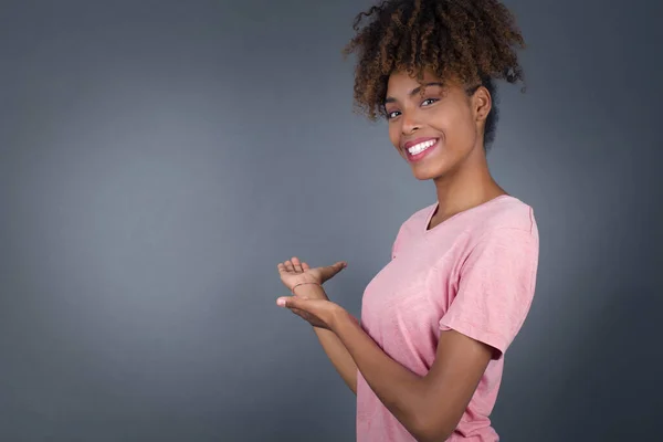 Jovem Bela Mulher Afro Americana Sobre Fundo Isolado Convidando Para — Fotografia de Stock