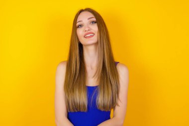 Gülümseyen güzel bir kadın ve geniş bir gülümseme,