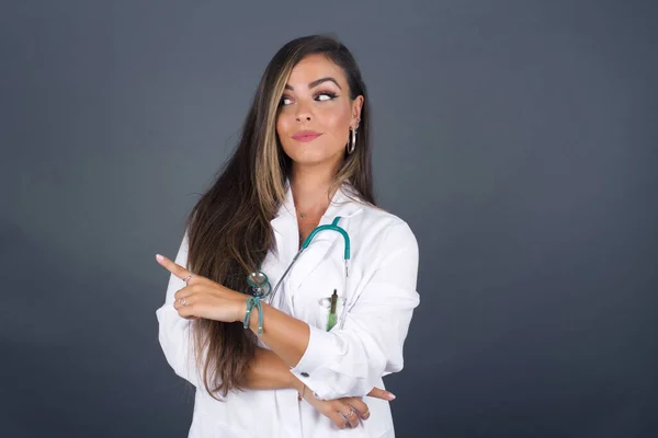 Pretty Doctor Woman Posing Camera Tricky Look Gesturing Side Female — Stock Photo, Image