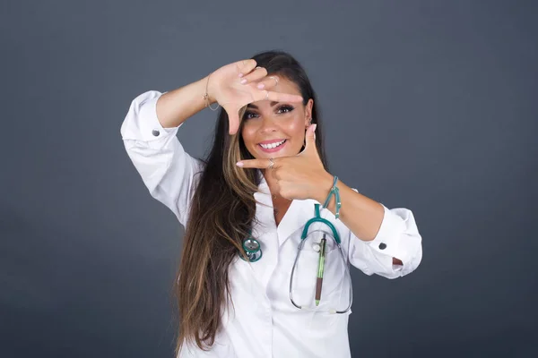 Retrato Jovem Médico Fêmea Positiva Com Expressão Alegre Vestida Com — Fotografia de Stock