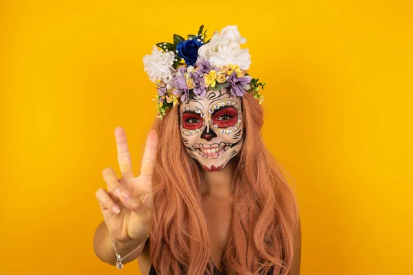 Mulher Caucasiana Jovem Com Maquiagem Halloween Contra Parede Cinza Mostrando — Fotografia de Stock