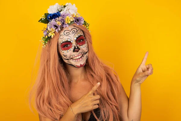 Conceito Publicidade Mulher Positiva Bonita Com Maquiagem Halloween Com Sorriso — Fotografia de Stock