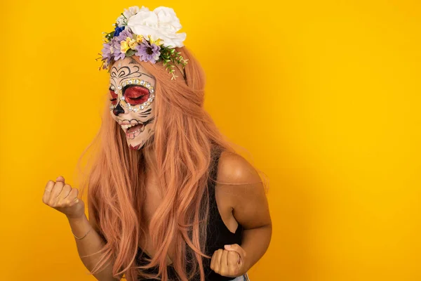 Mujer Con Maquillaje Halloween Regocijando Éxito Victoria Apretando Sus Puños — Foto de Stock