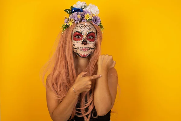 Beautiful Young Caucasian Woman Painted Mexican Mask Isolated Background Hurry — Stock Photo, Image