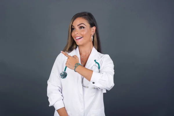 Hermosa Caucásica Médico Mujer Señalando Lejos Sonriendo Usted Mientras Que —  Fotos de Stock