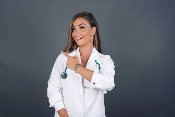 Bella Donna Medico Caucasico Che Indica Lontano Sorridente Voi Mentre — Foto Stock