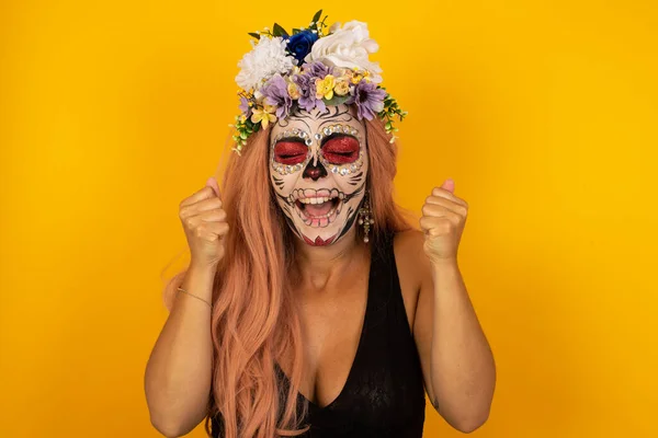 Mujer Con Maquillaje Halloween Regocijando Éxito Victoria Apretando Sus Puños — Foto de Stock