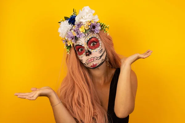 Mulher Bonita Com Máscara Crânio Mexicano Pintado Dúvida Expressão Confundir — Fotografia de Stock