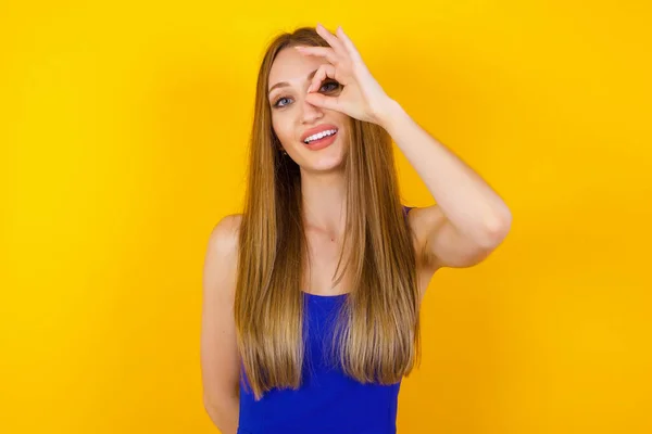 Beautiful Young Blonde Woman Happy Face Smiling Doing Sign Hand — Stock Photo, Image