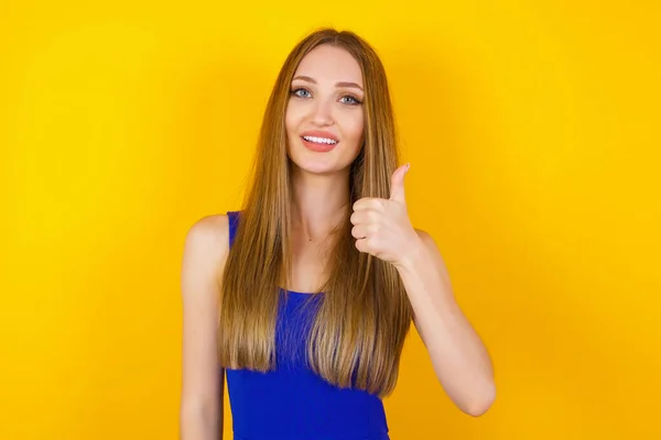Portret Van Een Gelukkige Glimlachende Blauwe Ogen Jonge Succesvolle Vrouw — Stockfoto