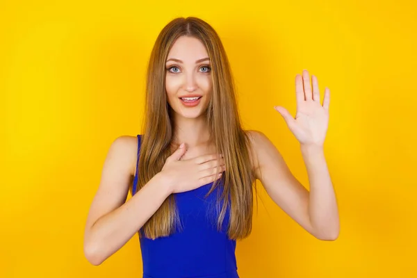 Juro Prometo Retrato Chica Feliz Sincera Levantando Brazo Tomándose Mano —  Fotos de Stock