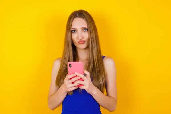 Portret Van Een Verwarde Blanke Vrouw Met Mobiele Telefoon Schouders — Stockfoto