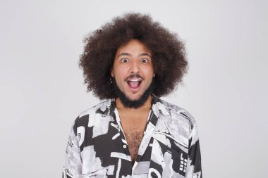 Duygusal genç adam gündelik kıyafetler giyer, mutlu ve heyecanlı yıldönümü kutlamaları gri duvara dayanır..