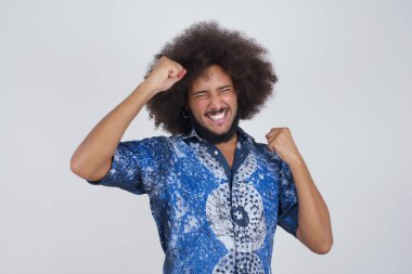 Çekici genç yakışıklı adam zaferi kutluyor yumruklarıyla havayı yumrukluyor  