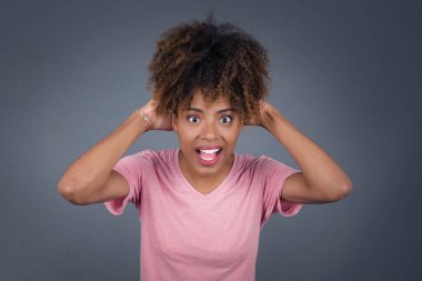 Sevinçten havalara uçmuş bir kadın iyi haberler aldıktan sonra çığlık atıyor, ellerini başının üstüne koyuyor, buna inanamıyorum..