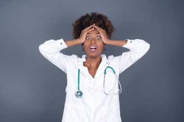 Korkunç, stres, şok. Afrika asıllı Amerikalı kadın doktorun portresi. Kafa tokuşturuyor. İnsani duygular, yüz ifadesi kavramı.